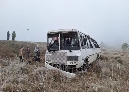 Пассажирский автобус перевернулся на трассе в Красноярском крае