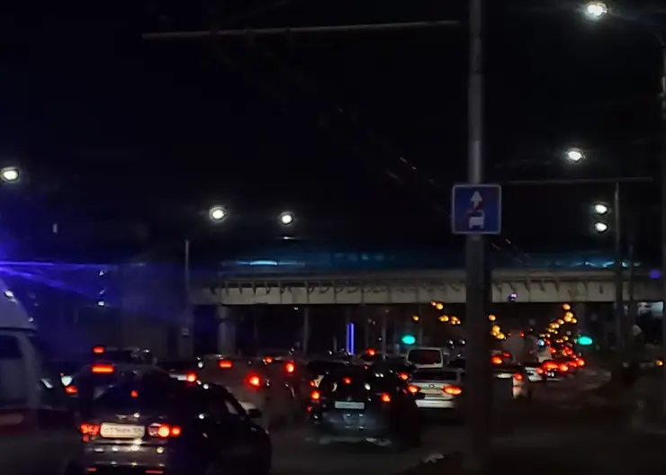 «Уже стою 30 минут»: красноярцы застряли в утренних пробках