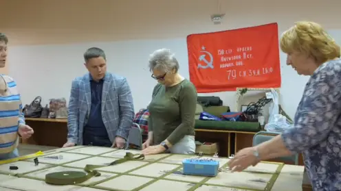 Мастерицы из Красноярска плетут маскировочные сети для участников СВО