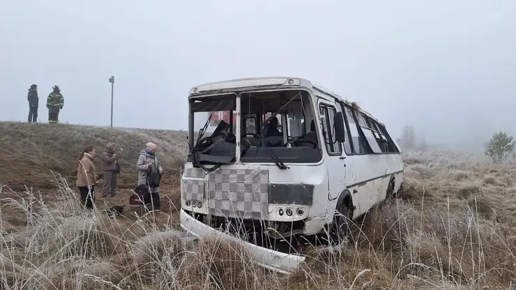 Пассажирский автобус перевернулся на трассе в Красноярском крае