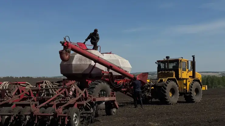 В Красноярском крае аграрии приступили к весеннему севу на две недели позже обычного