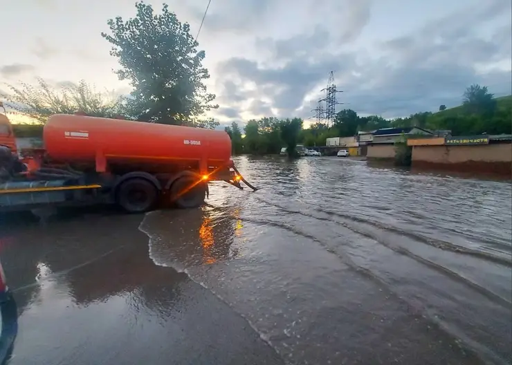 Ночью с улиц Красноярска откачали 500 кубометров дождевой воды
