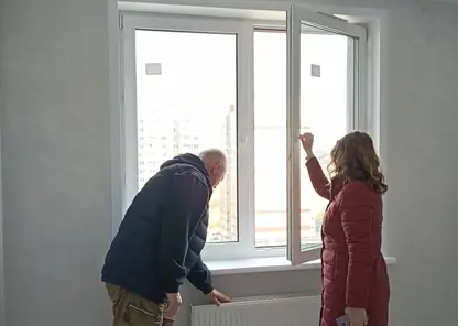 В Красноярске жителей аварийных домов начали массово переселять в многоэтажки на Норильской