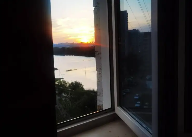 У матери отняли троих дочек после падения их брата из окна съемной квартиры в Красноярске