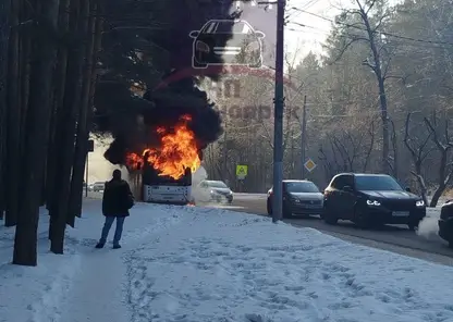 В Красноярске на ул. Киренского во время движения загорелся автобус