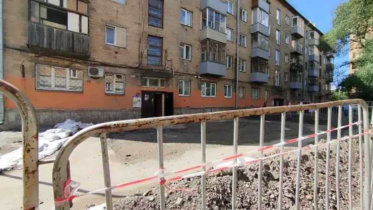 В Красноярске назвали окончательные причины обвала грунта у дома на Бограда