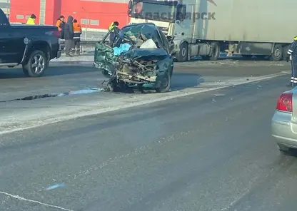 Смертельное ДТП под Красноярском: легковушка столкнулась с фурой