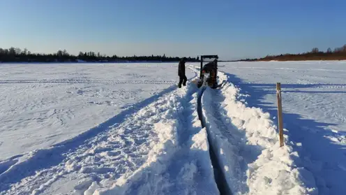 Лед начали резать на реке Томь в Томской области для предотвращения заторов во время паводка