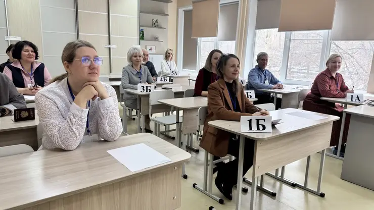 Родители красноярских школьников сели за парты сдавать ЕГЭ