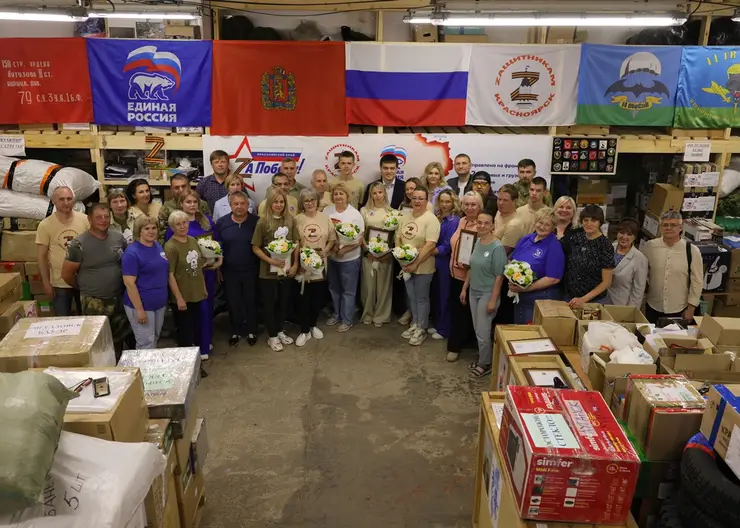 Михаил Котюков посетил краевой центр сбора гуманитарной помощи "Единой России"