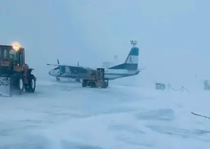 Самолет Ан-26 получил повреждения в Норильском аэропорту во время уборки снега