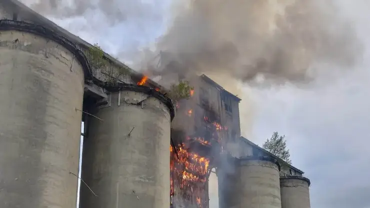 Оперативные итоги суток края: крупный пожар в Ачинске, ДТП на трассе и утонувший рыбак