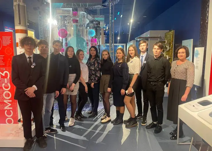 «Единая Россия» организовала для учеников школы им. Гагарина экскурсию в музей АО "ИСС"