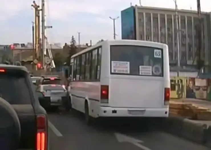 В Красноярске автобус с пассажирами влетел в две стоящие легковушки