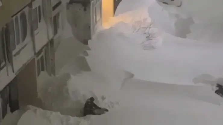 Камчатка парализована мощным циклоном: снег засыпал регион по второй этаж