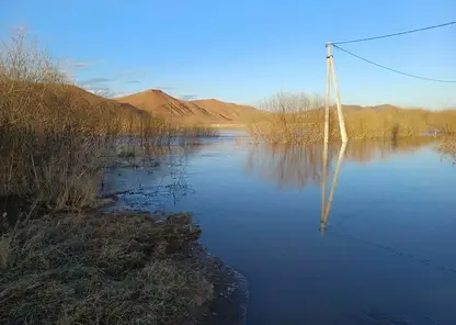 Кача вышла из берегов и начала топить дороги к красноярским СНТ