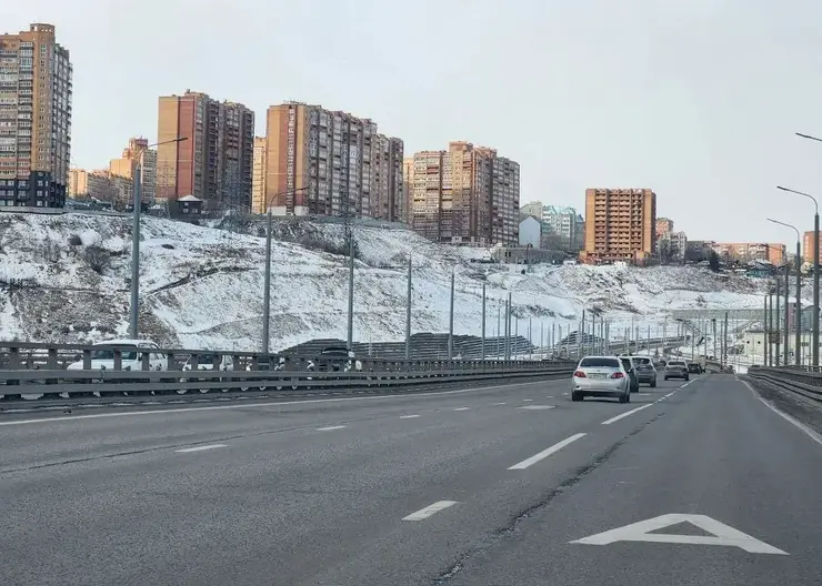 В Красноярске окончательно отменили выделенную полосу на Николаевском мосту