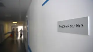 Суд лишил прав 19-летнюю мать из Кузбасса, бросившую новорожденную дочь в больнице.