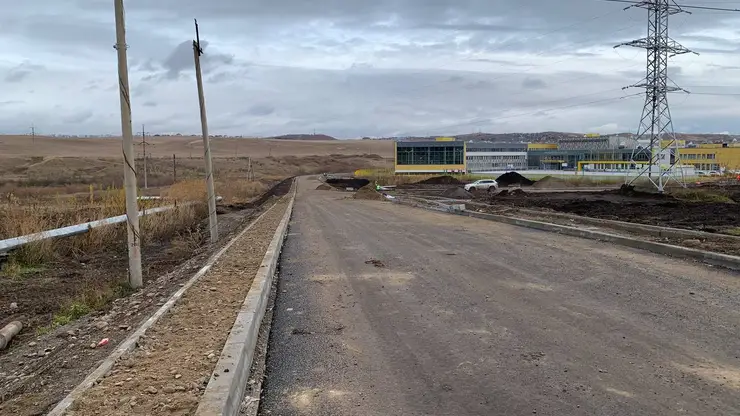 В Октябрьском районе Красноярска завершается строительство дороги к новой школе