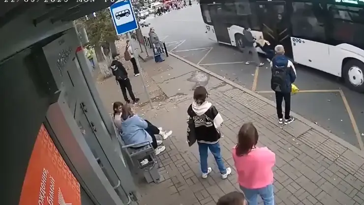 Водитель автобуса в Омске протащил ребенка по асфальту: видео инцидента