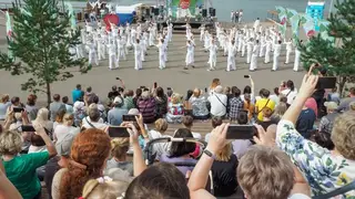 Танцы, бадминтон, самокаты: день молодежи на Ярыгинской набережной в Красноярске