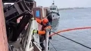 Разлив дизельного топлива на Енисее в Красноярске: спасатели локализуют загрязнение