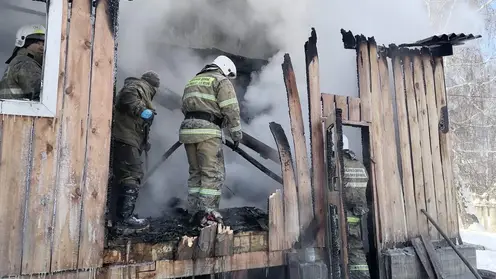 Житель Бурятии спас из горящего дома двух детей
