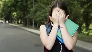 В Приморье возбуждено уголовное дело после того, как старшеклассницы засунули в рот туалетный ершик 8-летней девочке В Приморье возбуждено уголовное дело после того, как старшеклассницы засунули в рот туалетный ершик 8-летней девочке