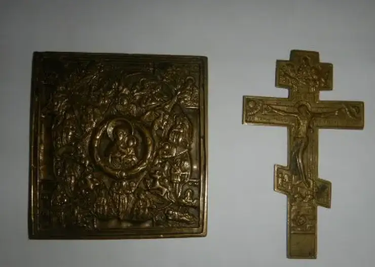 Новосибирские таможенники изъяли старинную икону и крест у пассажира рейса в Стамбул