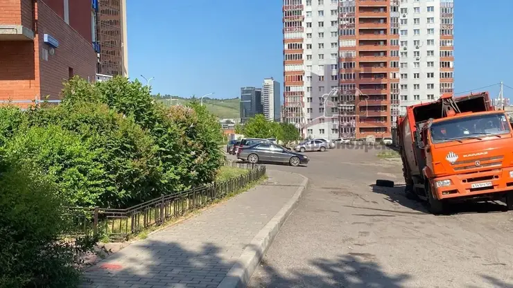 В Красноярске в яму провалился мусоровоз