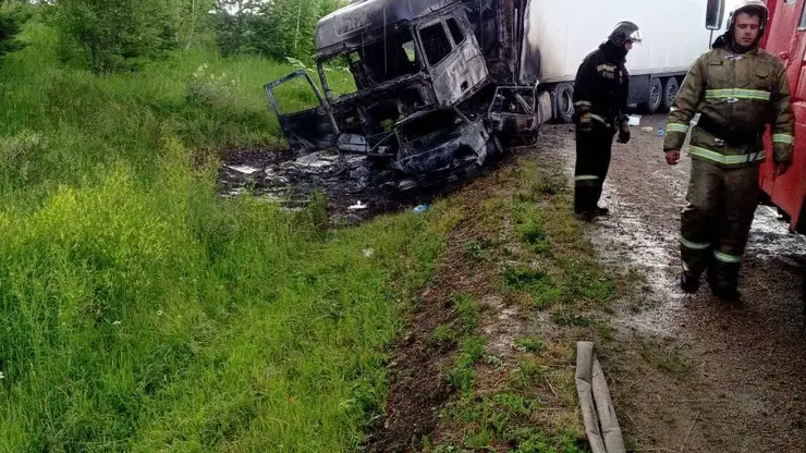 Три человека погибли в аварии с грузовиком в Красноярском крае