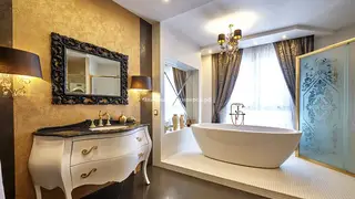 В Красноярске квартиру с ванной у окна продают за 55 млн рублей