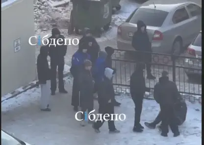 В центре Кемерова толпа подростков жестоко избила мальчика на глазах у прохожих — те не вмешались