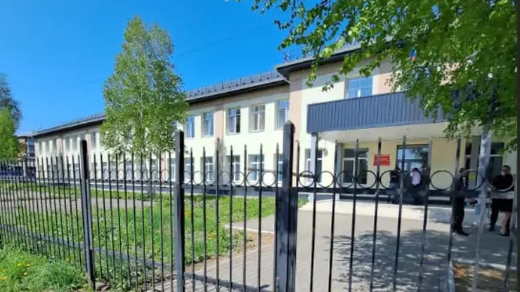 Подросток из Кузбасса получил условный срок за погром на кладбище в Мариинске: вместе с приятелем он повредил 21 надгробие (видео)