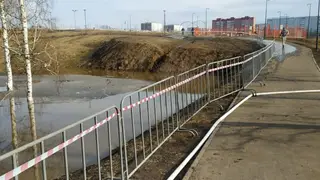 В Красноярске в парке «Солнечная поляна» откачивают талую воду