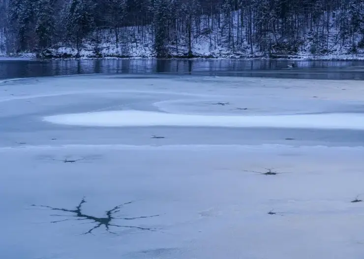 На Байкале машина с китайскими туристами провалилась под лёд