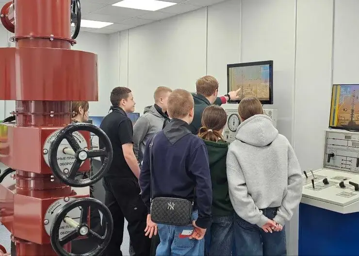 На Ачинском НПЗ прошла профориентационная экскурсия в рамках федерального проекта «Больше чем работа»