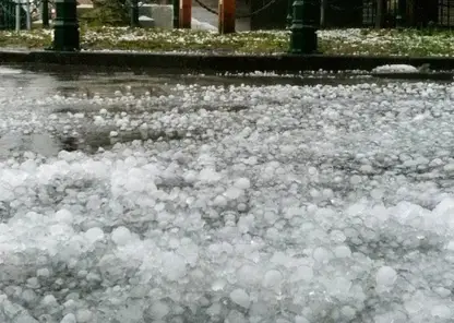 Крупным градом накрыло Енисейск: разбиты машины, окна домов, фасады зданий