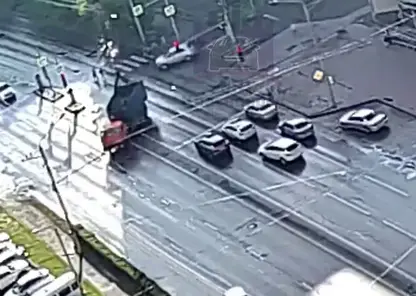 В Красноярске КамАЗ оборвал провода и задел припаркованные машины