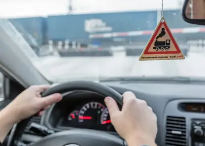 КрасЖД предупреждает водителей о временном ограничении движения через железнодорожный переезд в Усть-Абаканском районе Хакасии