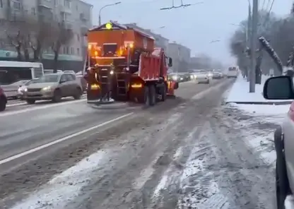 Городские службы Красноярска убирают улицы, заваленные снегом