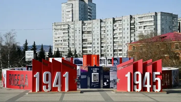 На площади Мира в Красноярске открылась выставка ко Дню Победы