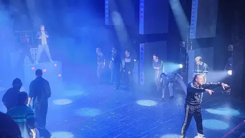 Прораб и его сын попадают в прошлое под хиты «Чайфа»: в Екатеринбурге показали джукбокс-мюзикл «Время не ждёт»