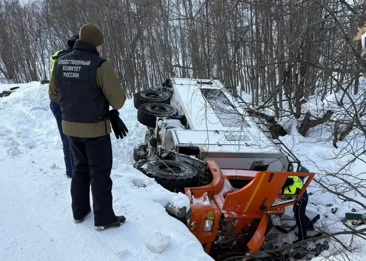 Десять человек пострадали при падении вахтового автобуса с моста в реку на Камчатке