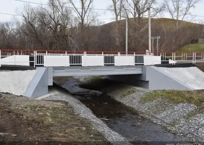 Новый мост вместо старого и аварийного построили через реку Щебенюшку в Алтайском крае