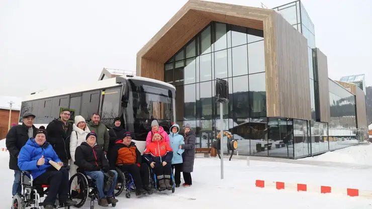 В Красноярске появился первый туристический автобус для маломобильных граждан