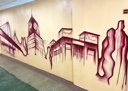 В Красноярске дворник украсил рисунками школьные стены