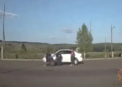 Госавтоинспекторы Зеленогорска поменяли автоледи спущенное колесо