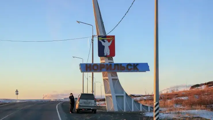 Дорогу в сторону аэропорта Норильска временно закрыли из-за прорыва трубопровода