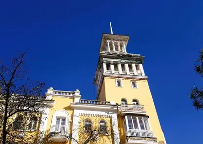 «Живём как в холодильнике»: дом со шпилем в Красноярске замерзает без отопления